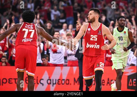Piräus, Piräus, Griechenland. 31. Oktober 2024. 25 ALEC PETERS mit 77 SHAQUIELLE MCKISSIC von Olympiacos Piräus spielen während der Euroleague, Runde 7 Spiel zwischen Olympiacos Piräus und FC Barcelona im Friedens- und Freundschaftsstadion in Piräus, Griechenland, am 31. Oktober 2024. (Kreditbild: © Stefanos Kyriazis/ZUMA Press Wire) NUR REDAKTIONELLE VERWENDUNG! Nicht für kommerzielle ZWECKE! Stockfoto