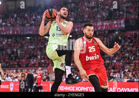 Piräus, Piräus, Griechenland. 31. Oktober 2024. 13 TOMAS SATORANSKY vom FC Barcelona trat am 31. Oktober 2024 im Peace and Friendship Stadium in Piräus, Griechenland, gegen 25 ALEC PETERS von Olympiacos Piräus an. (Kreditbild: © Stefanos Kyriazis/ZUMA Press Wire) NUR REDAKTIONELLE VERWENDUNG! Nicht für kommerzielle ZWECKE! Stockfoto