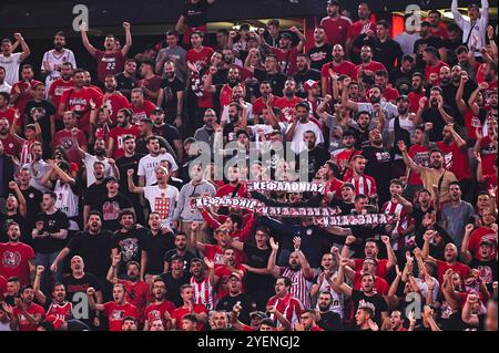 Die Fans von Olympiacos Piräus haben Spaß beim Spiel der Euroliga, Runde 7 zwischen Olympiacos Piräus und FC Barcelona im Friedens- und Freundschaftsstadion in Piräus, Griechenland, am 31. Oktober 2024. Stockfoto