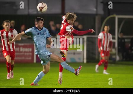 Brackley, England - 15. Oktober 2024: Morgan Roberts trifft im Qualifikationsspiel der vierten Runde des FA Cup gegen Hartlepool United einen Schuss Stockfoto