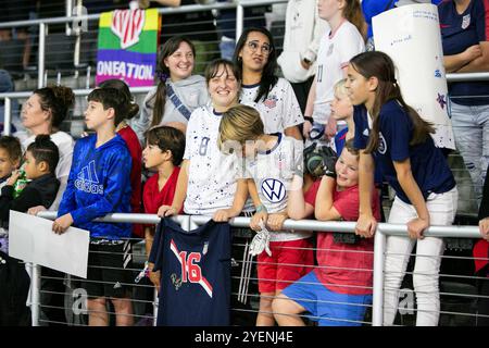 Louisville, Kentucky, USA. 30. Oktober 2024. Die Fans der USA warten nach einem internationalen Freundschaftsspiel zwischen der USWNT und Argentinien im Lynn Family Stadium in Louisville, Kentucky, auf die Autogramme der Spieler. Quelle: Kindell Buchanan/Alamy Live News Stockfoto