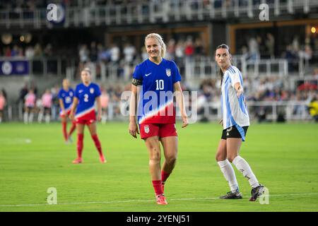 Louisville, Kentucky, USA. 30. Oktober 2024. US-amerikanischer Mittelfeldspieler Lindsey Horan (10) während eines internationalen Freundschaftsspiels zwischen der USWNT und Argentinien im Lynn Family Stadium in Louisville, Kentucky. Quelle: Kindell Buchanan/Alamy Live News Stockfoto