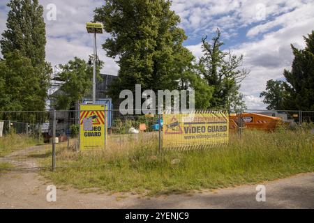 Gelbe Warnschilder: Videoüberwachung, Videoüberwachung, Closed-Circuit-Fernsehen (CCTV) auf einer Baustelle in Potsdam Stockfoto