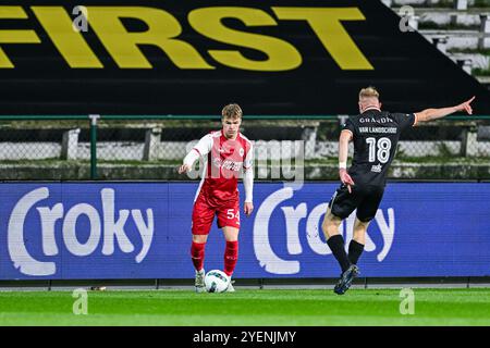 Semm renders (54) von Antwerp FC und Jellert Van Landschoot (18) von KMSK Deinze, dargestellt während eines Fußballspiels zwischen Antwerp FC und KMSK Deinze während der 2. Runde der Croky Cup Saison 2024-2025, am Donnerstag, 31. Oktober 2024 in Antwerpen, Belgien. Quelle: Sportpix/Alamy Live News Stockfoto