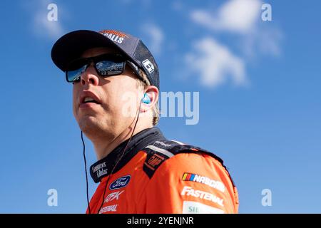 Homestead, FL, USA. Oktober 2024. BRAD KESELOWSKI (6) aus Rochester Hills, Michigan, zieht sich auf der Boxengasse an, bevor er sich für den Straight Talk Wireless 400 auf dem Homestead-Miami Speedway in Homestead FL qualifiziert. (Kreditbild: © Walter G. Arce Sr./ASP via ZUMA Press Wire) NUR REDAKTIONELLE VERWENDUNG! Nicht für kommerzielle ZWECKE! Stockfoto