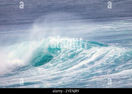 Die weiße Wasserwelle stürzt auf maui. Stockfoto