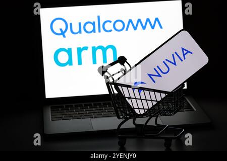 Arm- und Qualcomm-Logos werden auf dem Laptop-Bildschirm mit dem Nuvia-Logo im Warenkorb angezeigt und symbolisieren den Erwerb und den Rechtskonflikt bei geistigem Eigentum. Stafford, United Ki Stockfoto