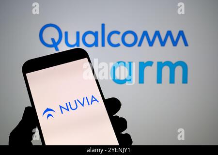 Nuvia-Logo auf dem Smartphone mit Arm- und Qualcomm-Logos im Hintergrund, die Akquisitionen und Rechtsstreitigkeiten veranschaulichen. Stafford, Großbritannien Stockfoto