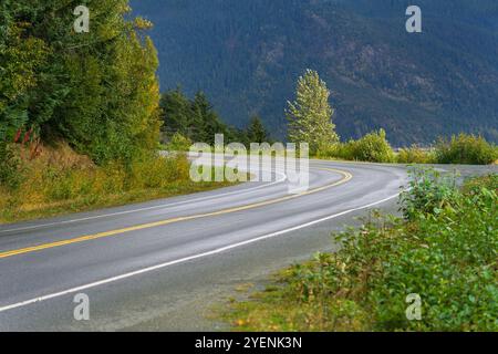 Eine leere Straße mit einer Kurve in Haines, Alaska Stockfoto