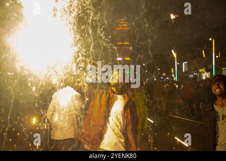 Srinagar, Indien. 31. Oktober 2024. Ein Hindu zündet Feuerknacker an, während er Diwali, das Lichterfest am Uhrturm im Stadtzentrum von Srinagar, der Sommerhauptstadt von Jammu und Kaschmir, feiert. Diwali, auch bekannt als Deepavali, und das „Festival der Lichter“, ist eines der beliebtesten Festivals des Hinduismus, das auf der ganzen Welt gefeiert wird. Es symbolisiert den spirituellen „Sieg des Lichts über die Dunkelheit, des Guten über das Böse und des Wissens über die Unwissenheit“. (Foto: Faisal Bashir/SOPA Images/SIPA USA) Credit: SIPA USA/Alamy Live News Stockfoto