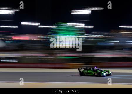 Sakhir, Bahrain. 31. Oktober 2024. Lamborghini Iron Lynx No.63 Hypercar – Lamborghini SC63, Mirko Bortolotti (ITA), Edoardo Mortara (ITA), Daniil Kvyat während P2. Ahmad Al Shehab/Alamy Live News. Stockfoto