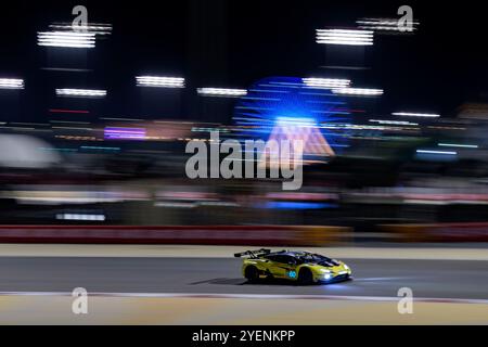 Sakhir, Bahrain. 31. Oktober 2024. Iron Lynx No.60 – Lamborghini Huracan LMGT3 evo2, Claudio Schiavoni (ITA), Matteo Cressoni (ITA), Matteo Cairoli (ITA) während P2. Ahmad Al Shehab/Alamy Live News. Stockfoto
