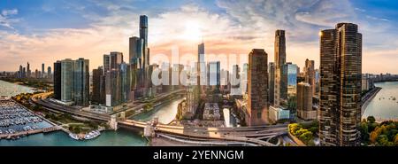 Luftpanorama der Skyline von Chicago, Illinois bei Sonnenuntergang. Stockfoto