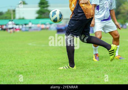 Spieler, die im Feld gegen den Fußballspieler kämpfen Stockfoto