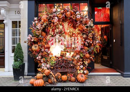 London, Großbritannien. November 2024. Dieses Foto, aufgenommen am 31. Oktober 2024, zeigt Halloween-Dekorationen vor einem Geschäft in London, Großbritannien. Quelle: Xinhua/Alamy Live News Stockfoto