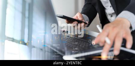 Business Finance, Budgeting und Steuerkonzept. Erstellung von Finanzberichten und Berechnung von Finanzberichten mit dem Wachstumsdiagramm für Unternehmen, Finanzen und Investitionen, Stockfoto