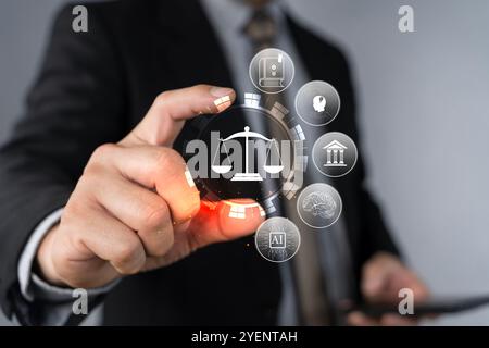 Rechtsexperte mit Rechtsinstrumenten. Ein geeigneter Rechtsexperte berührt virtuelle Symbole, die Recht, Justiz und Rechtsdienstleistungen symbolisieren. Unternehmensgesetzgebung Stockfoto