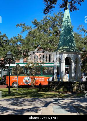 Touristenwagen in der Nähe der Old City Exchange Bell in Savannah, Georgia, USA Stockfoto