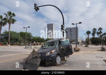 Die Folgen des Hurrikans Dana in Valencia, Spanien - ein zerstörtes Auto symbolisiert die Zerstörung der Überschwemmungen in Valencia, Spanien Stockfoto