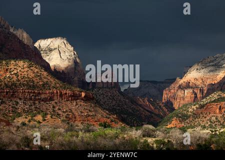 Die Sonne am späten Nachmittag zeigt den Sentinel und andere Gipfel über dem Zion Canyon im Zion National Park Stockfoto