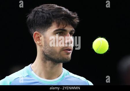 Paris, Frankreich. 31. Oktober 2024. Carlos Alcaraz aus Spanien reagiert während des Achtelfinale-Spiels zwischen Carlos Alcaraz aus Spanien und Ugo Humbert aus Frankreich beim Paris ATP Masters 1000 Tennis-Turnier in Paris, Frankreich, 31. Oktober 2024. Quelle: Gao Jing/Xinhua/Alamy Live News Stockfoto