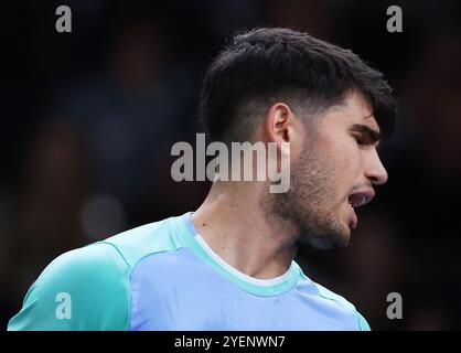 Paris, Frankreich. 31. Oktober 2024. Carlos Alcaraz aus Spanien reagiert während des Achtelfinale-Spiels zwischen Carlos Alcaraz aus Spanien und Ugo Humbert aus Frankreich beim Paris ATP Masters 1000 Tennis-Turnier in Paris, Frankreich, 31. Oktober 2024. Quelle: Gao Jing/Xinhua/Alamy Live News Stockfoto