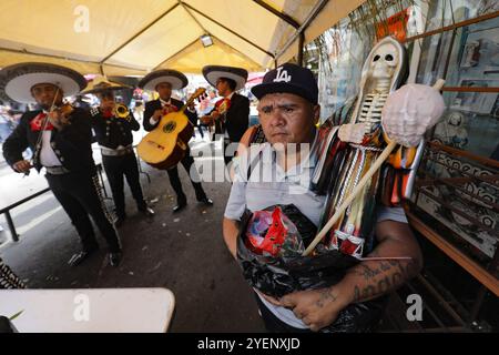 Mexiko-Stadt, Mexiko. 31. Oktober 2024. Ein Gläubiger besucht den Altar von Santa Muerte in der Alfareria Street im Stadtteil Tepito, um seine Hingabe zu zeigen und sich für die gewährten Gefälligkeiten zu bedanken. Gläubige von „Santa Muerte“, auch bekannt als „Niña Blanca“, besuchen das raue Viertel Tepito, um den 23. Jahrestag von Santa Muerte zu feiern. Am 31. Oktober 2024 in Mexiko-Stadt. (Foto: Ian Robles/ Credit: Eyepix Group/Alamy Live News Stockfoto