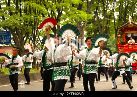 Tänzerinnen und Tänzer, die den Suzume Odori oder Sparrow Dance bei einer Parade im Zentrum von Sendai während des Aoba Festivals vorführen Stockfoto