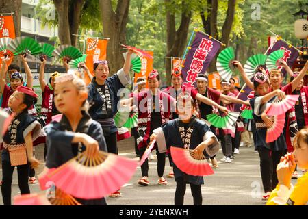 Tänzerinnen und Tänzer, die den Suzume Odori oder Sparrow Dance bei einer Parade im Zentrum von Sendai während des Aoba Festivals vorführen Stockfoto