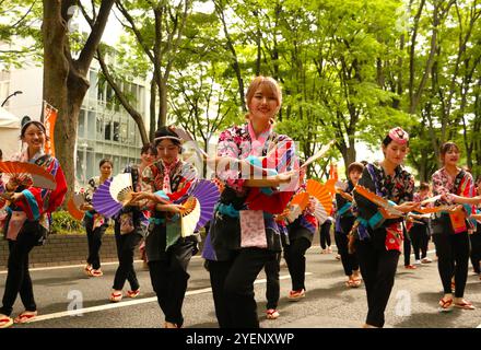 Tänzerinnen und Tänzer, die den Suzume Odori oder Sparrow Dance bei einer Parade im Zentrum von Sendai während des Aoba Festivals vorführen Stockfoto