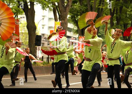 Tänzerinnen und Tänzer, die den Suzume Odori oder Sparrow Dance bei einer Parade im Zentrum von Sendai während des Aoba Festivals vorführen Stockfoto