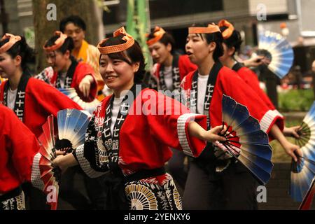 Tänzerinnen und Tänzer, die den Suzume Odori oder Sparrow Dance bei einer Parade im Zentrum von Sendai während des Aoba Festivals vorführen Stockfoto