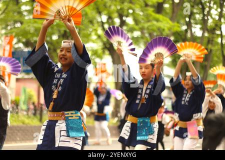 Tänzerinnen und Tänzer, die den Suzume Odori oder Sparrow Dance bei einer Parade im Zentrum von Sendai während des Aoba Festivals vorführen Stockfoto