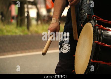 Während des Aoba Festivals spielen Schlagzeuger live bei der Parade in der Innenstadt von Sendai Stockfoto