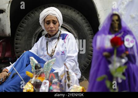 Mexiko-Stadt, Mexiko. 31. Oktober 2024. Ein Gläubiger besucht den Altar von Santa Muerte in der Alfareria Street im Stadtteil Tepito, um seine Hingabe zu zeigen und sich für die gewährten Gefälligkeiten zu bedanken. Gläubige von „Santa Muerte“, auch bekannt als „Niña Blanca“, besuchen das raue Viertel Tepito, um den 23. Jahrestag von Santa Muerte zu feiern. Am 31. Oktober 2024 in Mexiko-Stadt. (Foto: Ian Robles/Eyepix Group/SIPA USA) Credit: SIPA USA/Alamy Live News Stockfoto