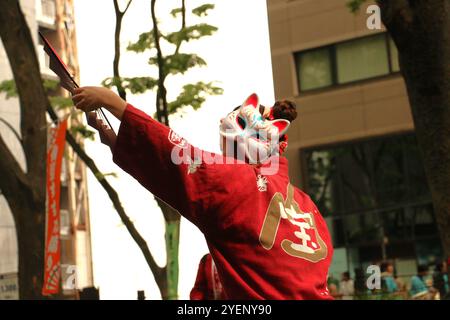 Eine Tänzerin, die den Suzume Odori oder Sparrow Dance mit einer Fuchsmaske während des Aoba Festivals in der Innenstadt von Sendai aufführt Stockfoto