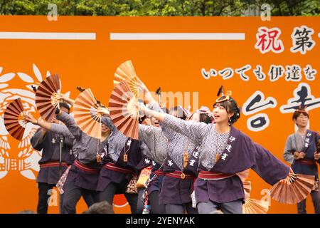 Tänzer, die während des Aoba Festivals den Suzume Odori oder Sparrow Dance in der Innenstadt von Sendai aufführen Stockfoto