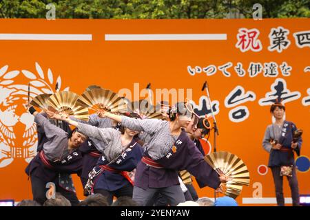 Tänzer, die während des Aoba Festivals den Suzume Odori oder Sparrow Dance in der Innenstadt von Sendai aufführen Stockfoto