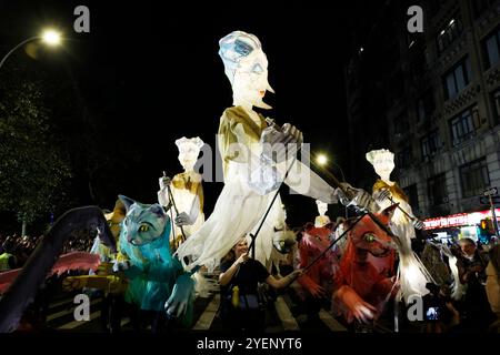 New York, United, Erklärte. 31. Oktober 2024. Die in Kostümen verkleideten Teilnehmer gehen die Sixth Avenue bei der jährlichen Halloween-Parade am Donnerstag, den 31. Oktober 2024 in New York City hinauf. Tausende nehmen an der Parade Teil, bei der traditionelle und nicht traditionelle Kostüme, Tänzer, riesige Marionetten und Musik zu sehen sind. Foto: John Angelillo/UPI Credit: UPI/Alamy Live News Stockfoto