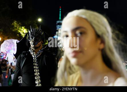 New York, United, Erklärte. 31. Oktober 2024. Die Teilnehmer verkleiden sich in Kostümen als Khaleesi und Drogon von Game of Thrones gehen die Sixth Avenue bei der jährlichen Halloween Parade am Donnerstag, den 31. Oktober 2024 in New York City hinauf. Tausende nehmen an der Parade Teil, bei der traditionelle und nicht traditionelle Kostüme, Tänzer, riesige Marionetten und Musik zu sehen sind. Foto: John Angelillo/UPI Credit: UPI/Alamy Live News Stockfoto