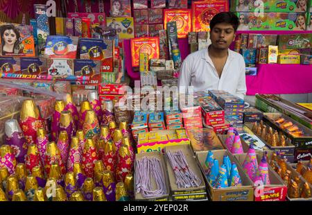 30. Oktober 2024: Verschiedene Feuerwerkskörper wurden am 30. Oktober 2024 auf einem Markt am Vorabend des Lichterfestes Diwali in Guwahati, Indien, zum Verkauf angeboten. Diwali, auch bekannt als Festival der Lichter, ist eines der am weitesten gefeierten Hindufeste, das den Sieg des Lichts über die Dunkelheit und des Guten über das Böse symbolisiert. (Kreditbild: © David Talukdar/ZUMA Press Wire) NUR REDAKTIONELLE VERWENDUNG! Nicht für kommerzielle ZWECKE! Stockfoto