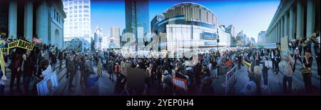 27. Oktober 2024 Demonstranten halten Schild No Dictators in den USA auf den Penn Station Steps, während sie Trump Rally im Madison Square Garden, New York City, NY, gegenüberstehen Stockfoto