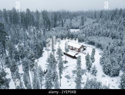 Aus der Vogelperspektive der Gebäude in einem Sno-Park in der Newberry Caldera nach einem Sturm im frühen Winter im Zentrum von Oregon, USA Stockfoto