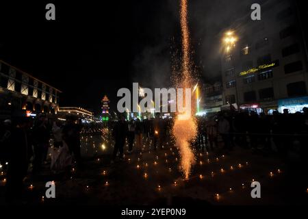 Srinagar, Indien. 31. Oktober 2024. Hindutouristen zünden Feuercracker anlässlich des Diwali, dem Hindufest der Lichter in der Nähe des Uhrenturms in Srinagar, von den Indianern kontrolliertes Kaschmir, Donnerstag, 31. Oktober 2024. (Foto von Mubashir Hassan/Pacific Press) Credit: Pacific Press Media Production Corp./Alamy Live News Stockfoto