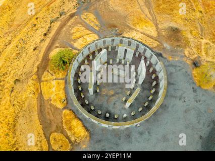 Aus der Vogelperspektive das Maryhill Stonehenge Memorial, ein Denkmal aus dem Ersten Weltkrieg, das 1918 entlang des Columbia River im Zentrum von Washington, USA, gewidmet wurde Stockfoto
