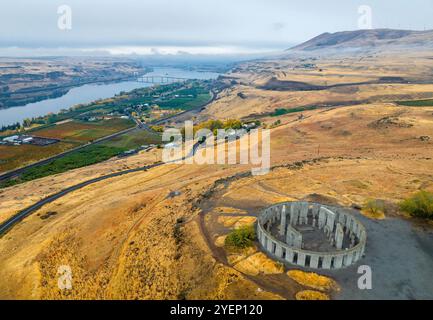 Aus der Vogelperspektive das Maryhill Stonehenge Memorial, ein Denkmal aus dem Ersten Weltkrieg, das 1918 entlang des Columbia River im Zentrum von Washington, USA, gewidmet wurde Stockfoto