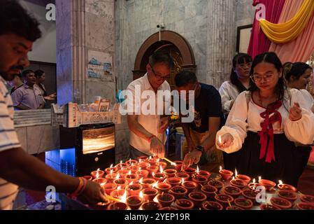Bangkok, Thailand. 31. Oktober 2024. Die Gläubigen feiern Diwali oder Dipawali (Festival der Lichter), das den Sieg des Lichts über die Dunkelheit im Hindu Dharma Sabha - Vishnu Mandir symbolisiert. (Foto: Teera Noisakran/Pacific Press) Credit: Pacific Press Media Production Corp./Alamy Live News Stockfoto