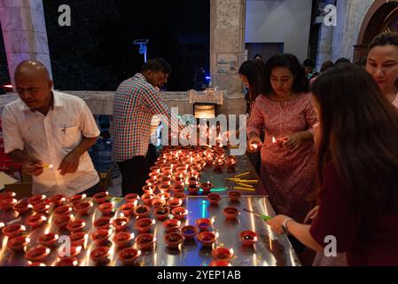 Bangkok, Thailand. 31. Oktober 2024. Die Gläubigen feiern Diwali oder Dipawali (Festival der Lichter), das den Sieg des Lichts über die Dunkelheit im Hindu Dharma Sabha - Vishnu Mandir symbolisiert. (Foto: Teera Noisakran/Pacific Press) Credit: Pacific Press Media Production Corp./Alamy Live News Stockfoto
