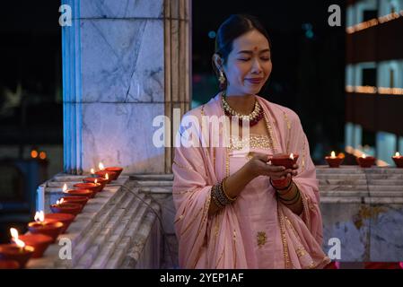 Bangkok, Thailand. 31. Oktober 2024. Die Gläubigen feiern Diwali oder Dipawali (Festival der Lichter), das den Sieg des Lichts über die Dunkelheit im Hindu Dharma Sabha - Vishnu Mandir symbolisiert. (Foto: Teera Noisakran/Pacific Press) Credit: Pacific Press Media Production Corp./Alamy Live News Stockfoto