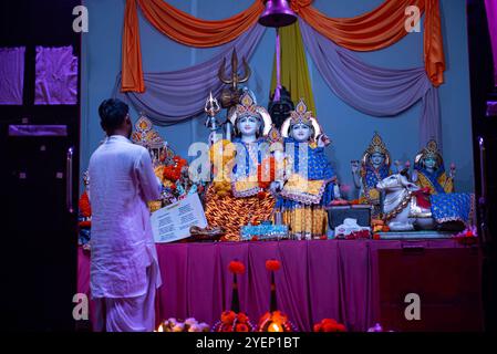 Bangkok, Thailand. 31. Oktober 2024. Die Gläubigen feiern Diwali oder Dipawali (Festival der Lichter), das den Sieg des Lichts über die Dunkelheit im Hindu Dharma Sabha - Vishnu Mandir symbolisiert. (Foto: Teera Noisakran/Pacific Press) Credit: Pacific Press Media Production Corp./Alamy Live News Stockfoto